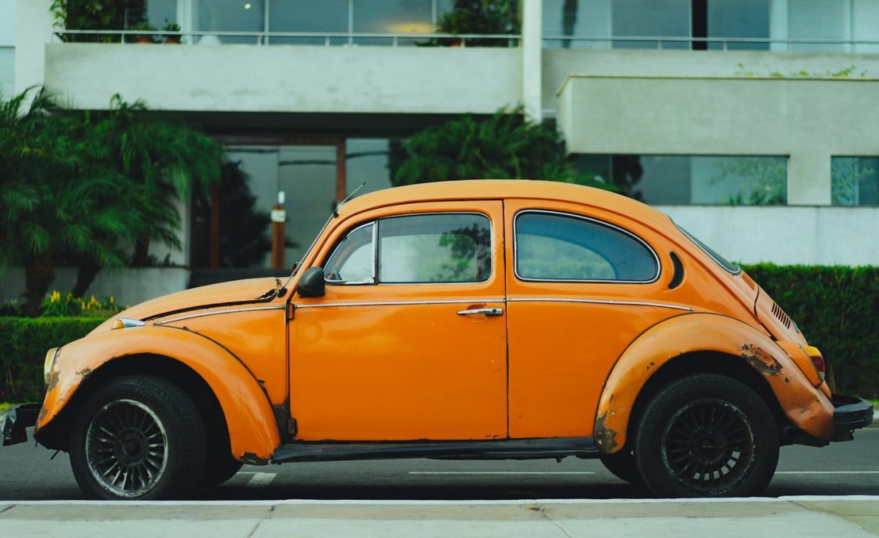 shallow focus photography of orange Volkswagen Beetle