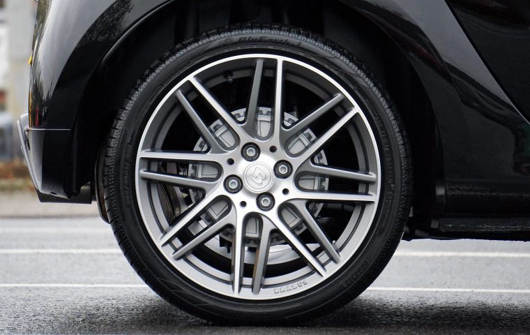 How to Choose Performance Tires for Grip Without Killing Comfort